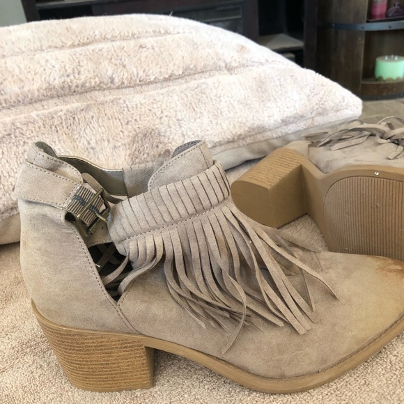 Short tan fringe boots. Size 11. Used in good condition. - Picture 4 of 5